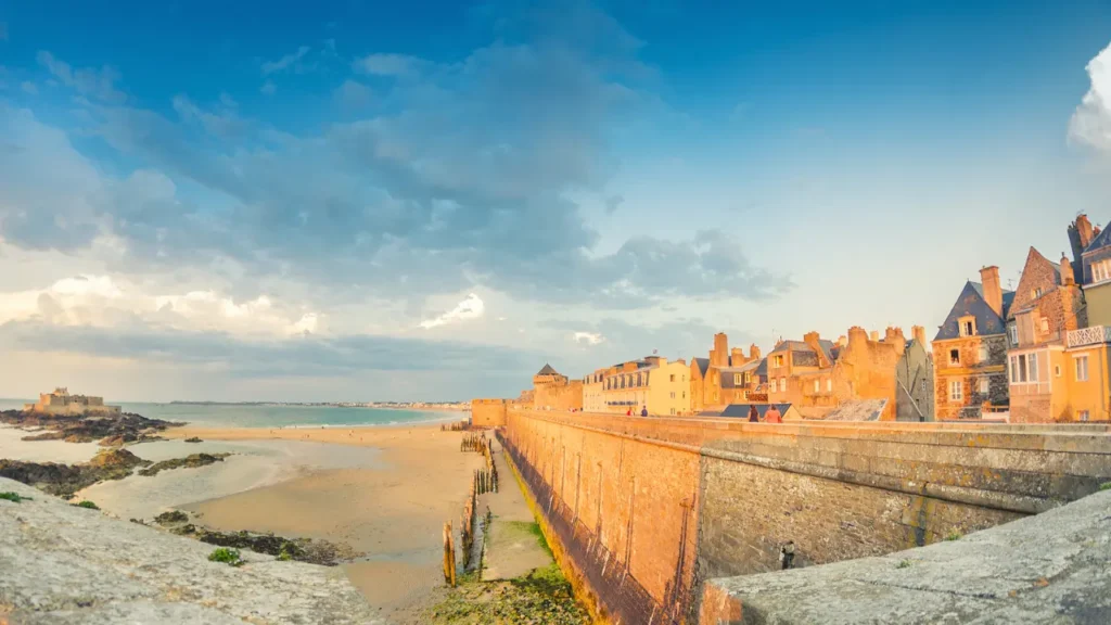 Vue des remparts et de la plage de Saint-Malo, illustrant une ville côtière propice à la marche, où le choix de chaussures confort est essentiel pour les pieds sensibles.