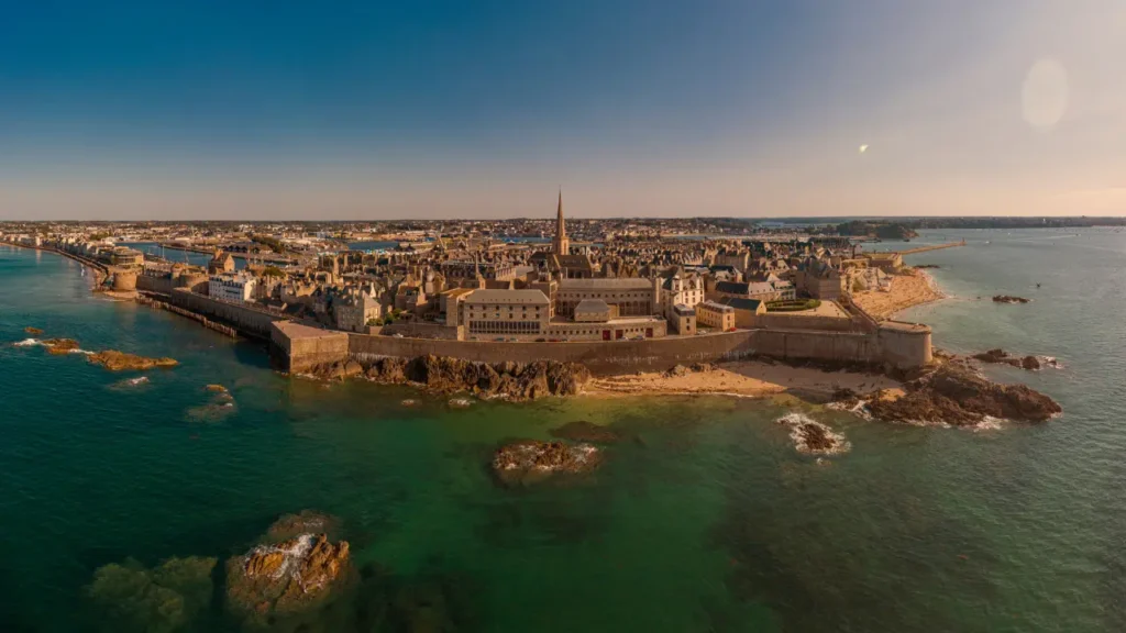 Vue aérienne de Saint-Malo et des remparts sur la mer, découvrez webcam Saint-Malo pour admirer la cité corsaire en direct