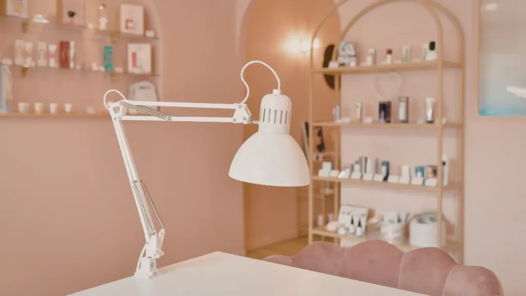Cabine d’institut de beauté à Saint-Malo, illustrant un lieu dédié aux soins esthétiques, à la détente et au bien-être en centre-ville.