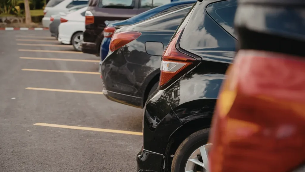 Voitures garées dans un parking à Saint-Malo, solutions pratiques pour stationner facilement près d’Intra-Muros