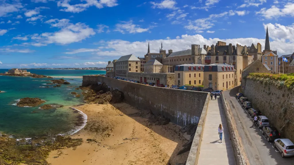 Plage et remparts de Saint-Malo avec vue sur la mer, guide des meilleures plages pour se baigner et se détendre