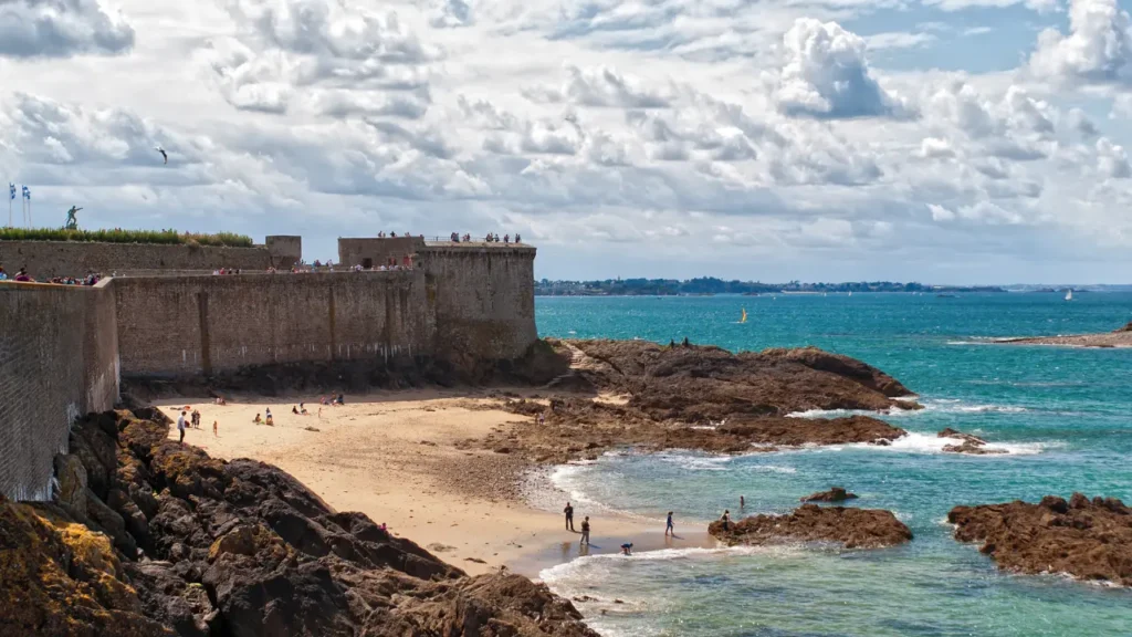 Plage et remparts de Saint-Malo avec vue sur la mer, activités incontournables à découvrir lors d’un séjour dans la cité corsaire