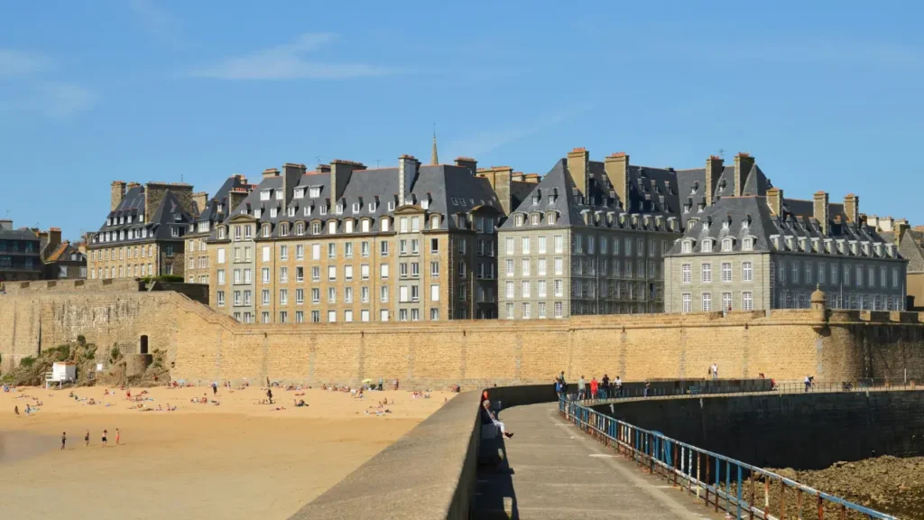 Photo des Remparts Saint-Malo vue depuis la mer
