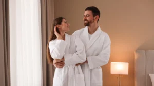 Couple en peignoir profitant d’un week-end romantique en Bretagne, séjour détente et escapade en amoureux entre mer et nature.